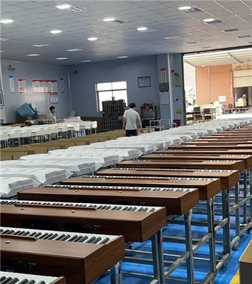 Een oom speelt op de elektrische piano terwijl hij groenten verkoopt.